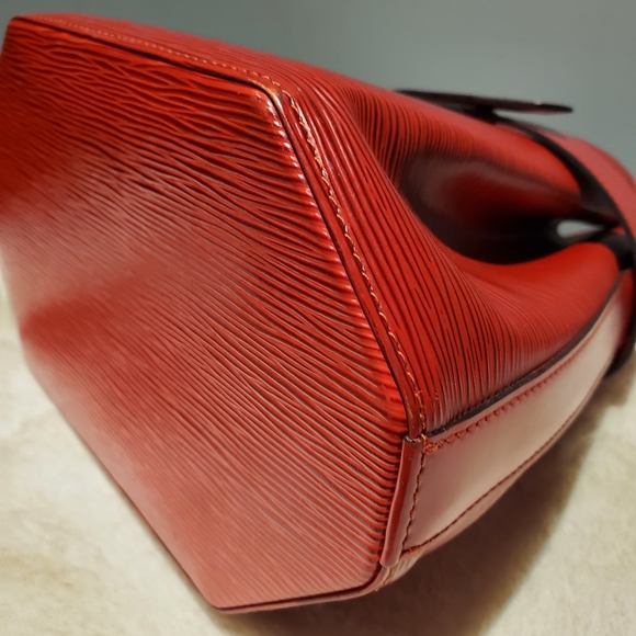 ✅✅✅SOLD✅✅✅ AUTHENTIC LOUIS VUITTON SAC DE'PAULE IN EPI RED - Picture 11 of 15